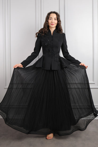 طقم تنورة بتكسيرات وجاكيت مزين بتطريزات خرزية ورود -اسود