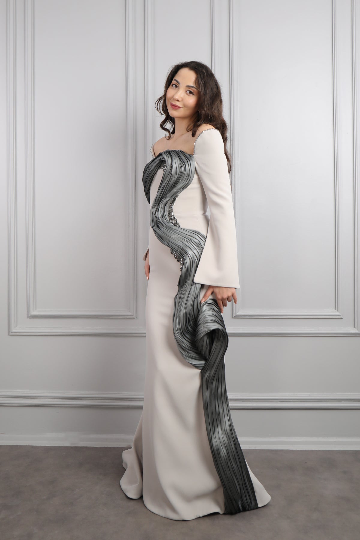 فستان سهرة مزين بتطريزات خرزية وتصميم مموج مقاس كبير -رمادي