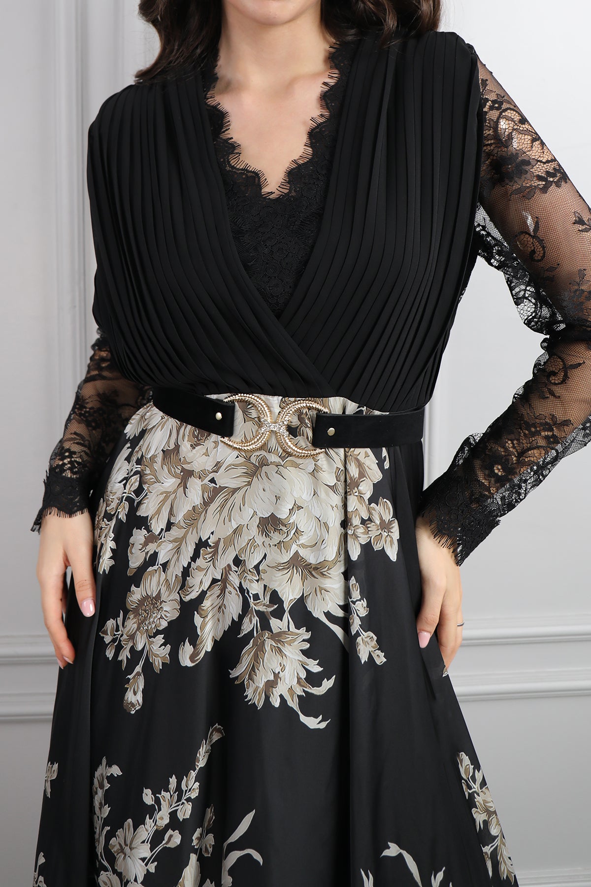 فستان ساتان بتفاصيل دانتيل ونقشات ورود مع حزام, مقاس كبير -اسود وبيج