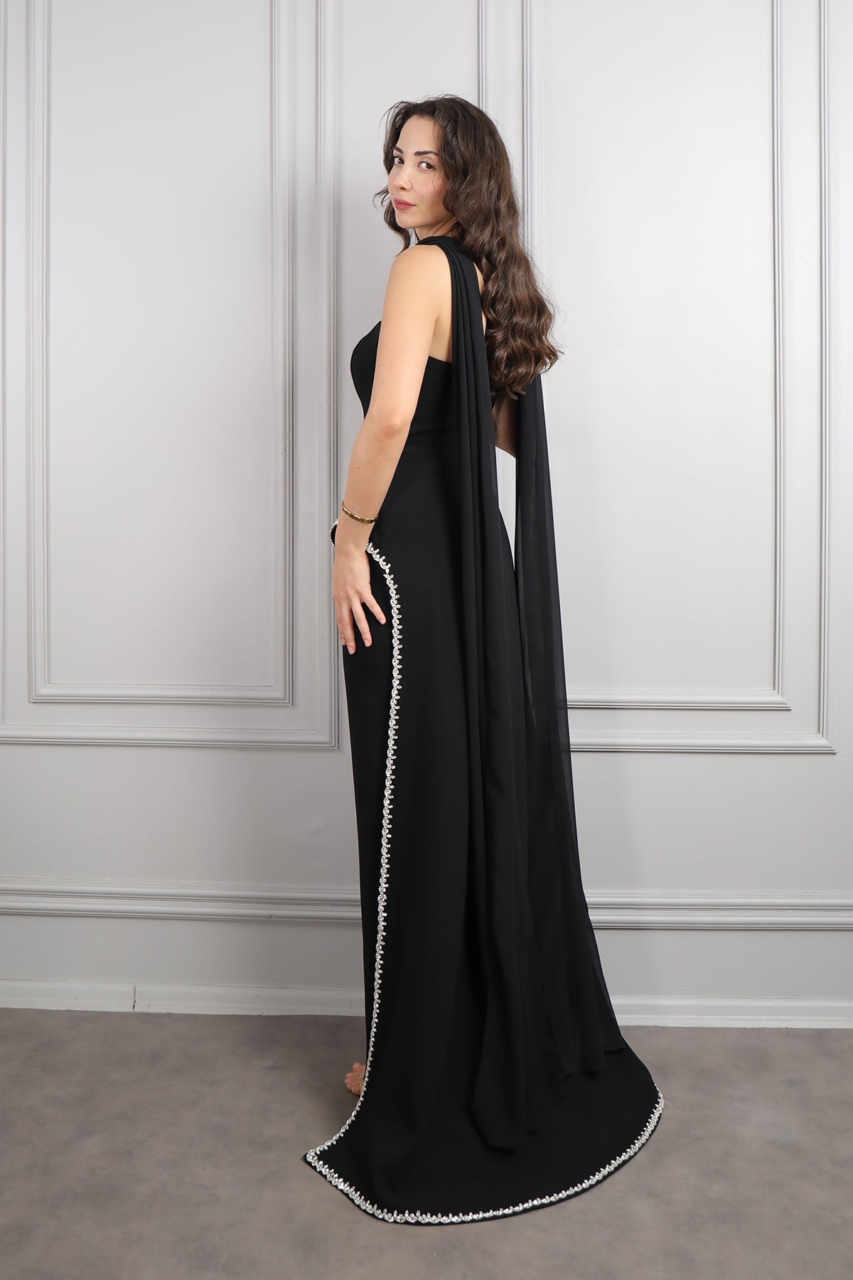 فستان سهرة سترابلس مطرز بالكريستالات مع وشاح - اسود