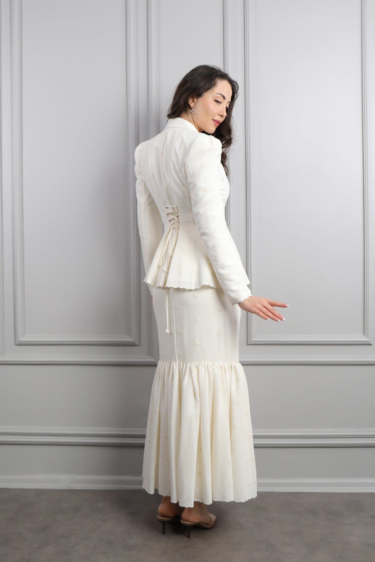 طقم تنورة وجاكيت مزين بتطريزات زهور وسلسال -سكري