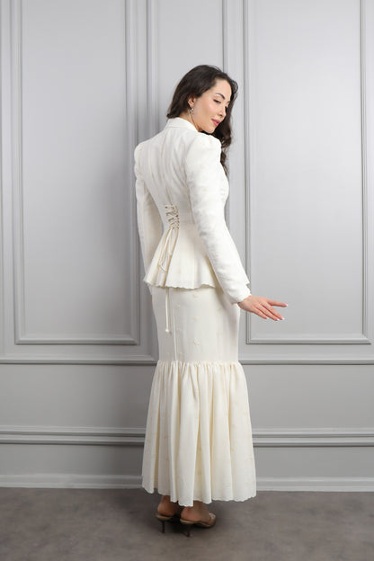 طقم تنورة وجاكيت مزين بتطريزات زهور وسلسال -سكري