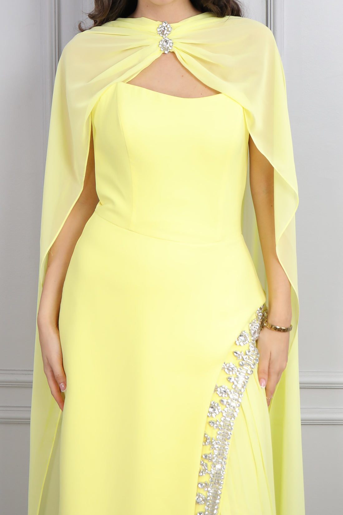 فستان سهرة سترابلس بتطريزات كريستالية و وشاح في العنق -اصفر