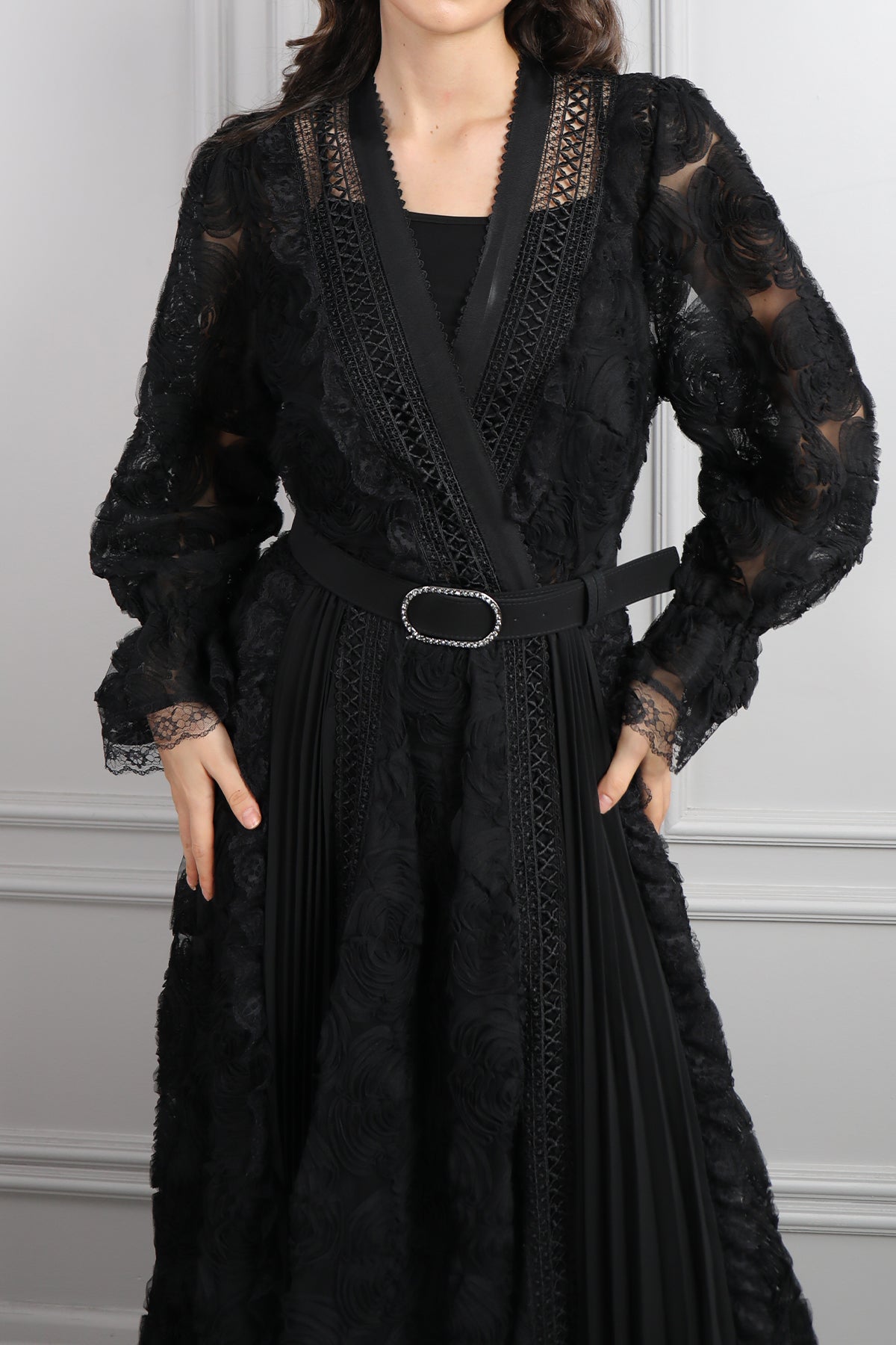 فستان بتفاصيل دانتيلية مزين بالورود وتفاصيل شفافة مقاس كبير -اسود