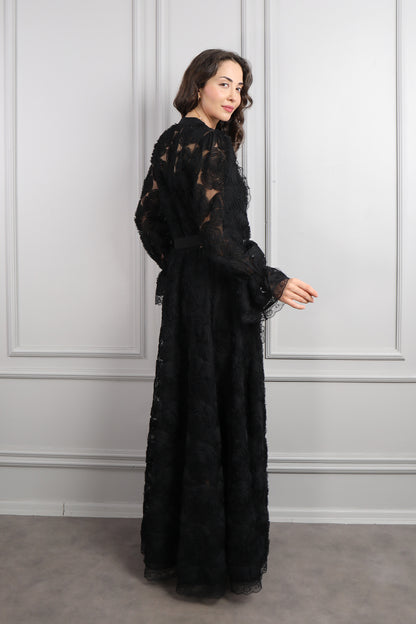 فستان بتفاصيل دانتيلية مزين بالورود وتفاصيل شفافة مقاس كبير -اسود