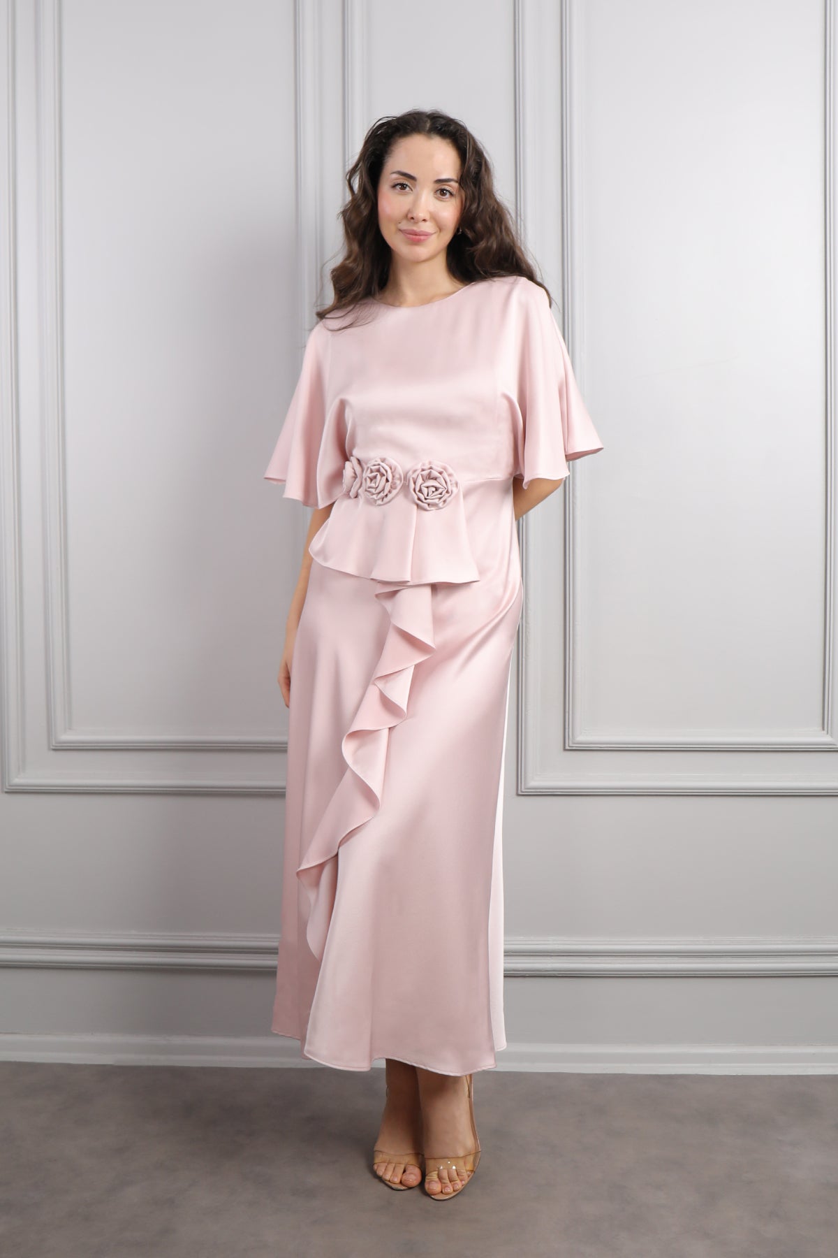 فستان ميدي ساتان بتفاصيل كشكشة واكمام واسعة مزين بالورود مقاس كبير -بمبي