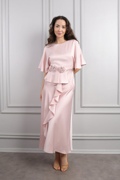 فستان ميدي ساتان بتفاصيل كشكشة واكمام واسعة مزين بالورود مقاس كبير -بمبي