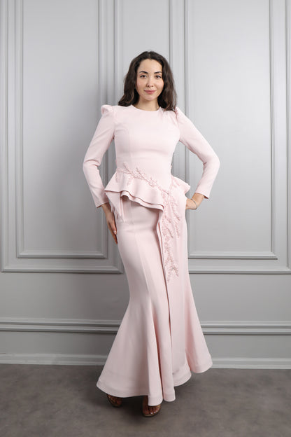 طقم تنورة وتوب مزين بالخرز بتفصيل ذيل من الخصر -بمبي