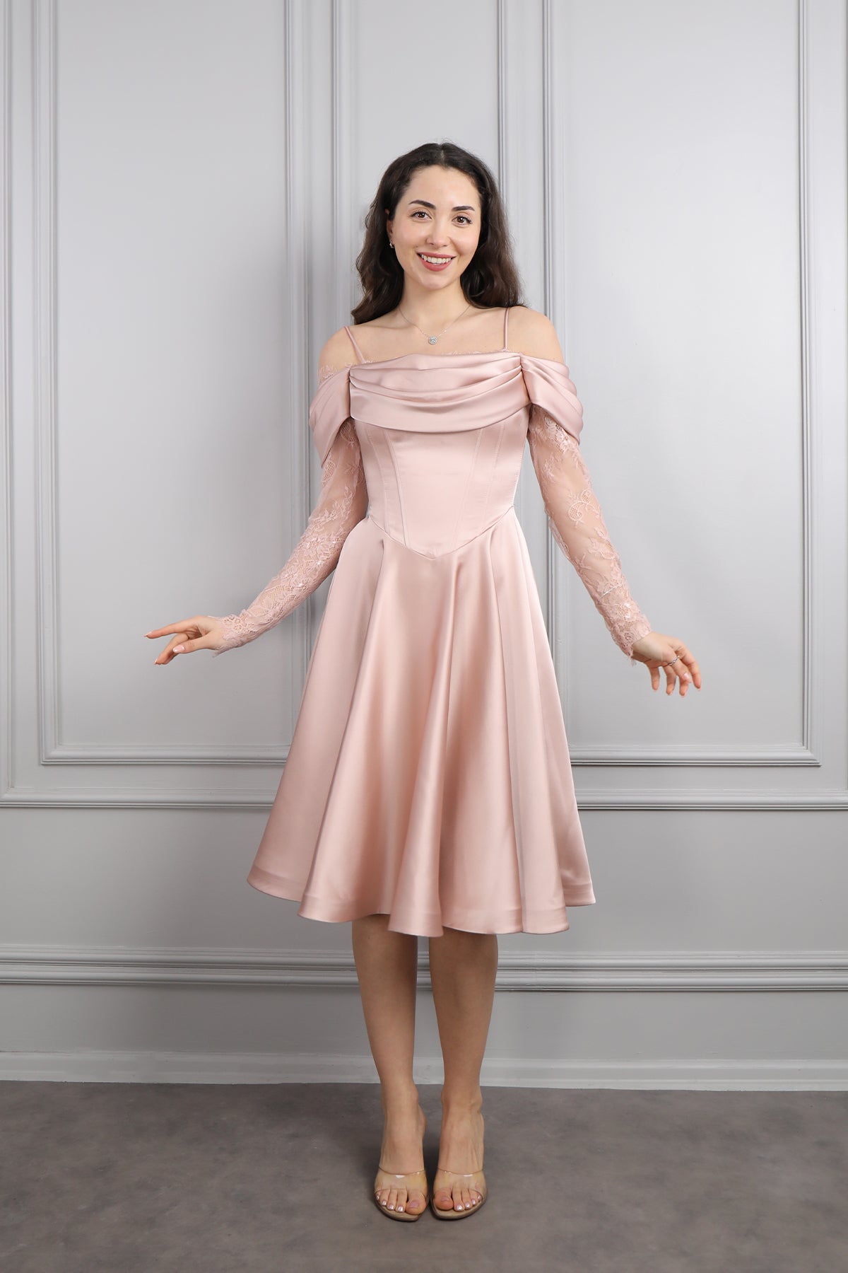 فستان سهرة ميدي ساتان مكشوف الاكتاف باكمام دانتيلية -بمبي