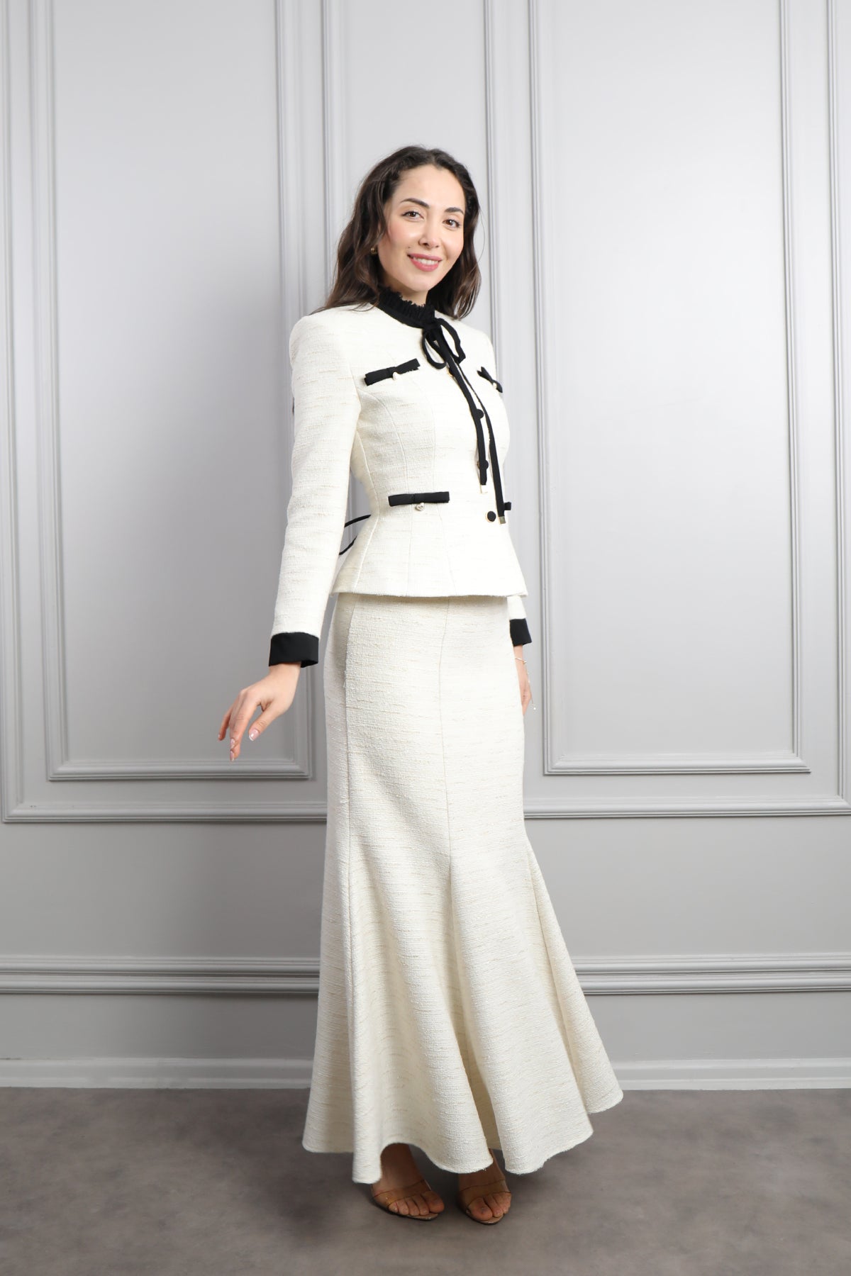 طقم تنورة وتوب رسمي بزينة فيونكات وتفصيل كشكشة عالياقة -سكري