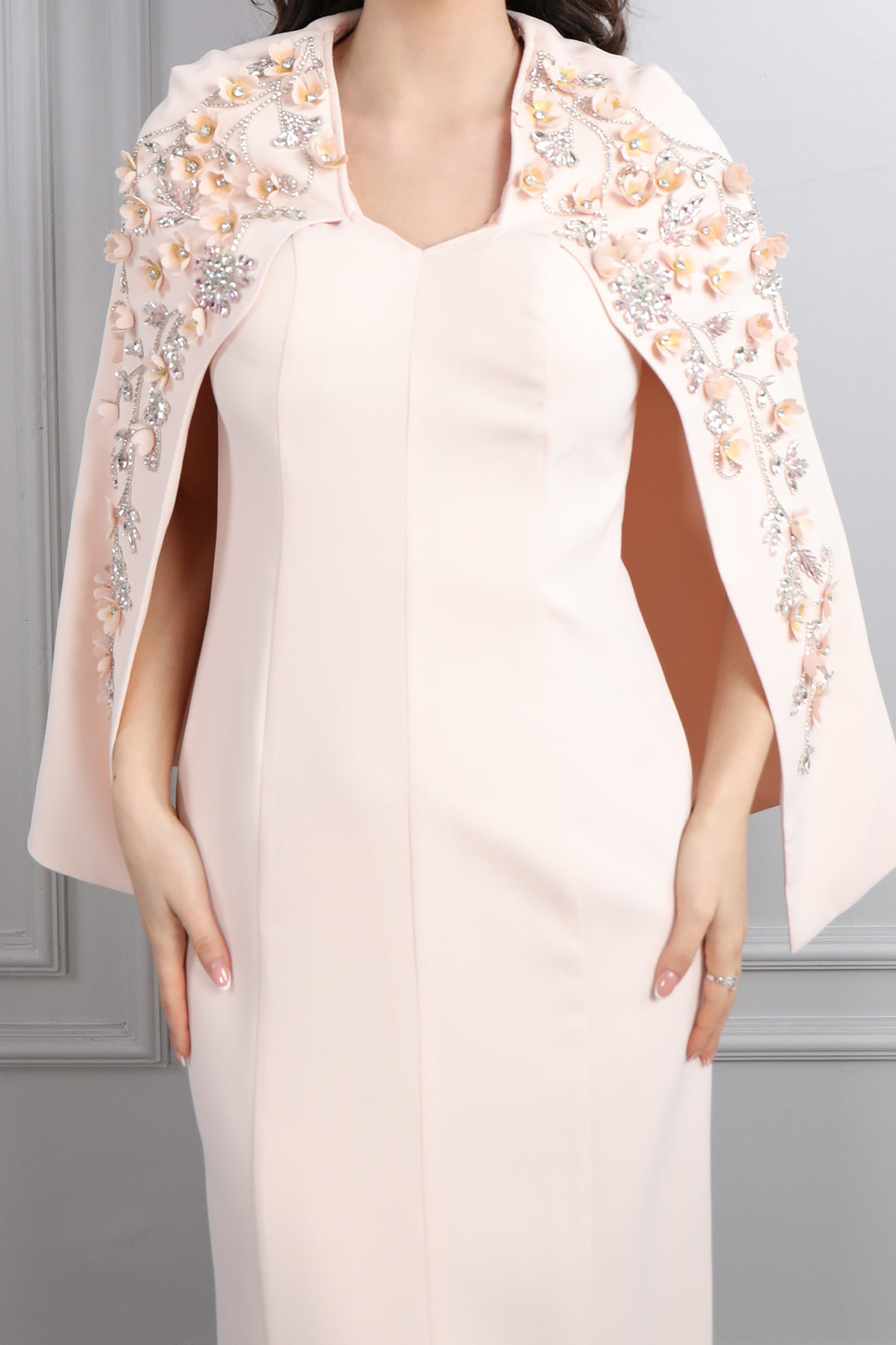 فستان سهرة بتفصيل كايب عالكتف بتطريزات كريستالية مقاس كبير -بمبي