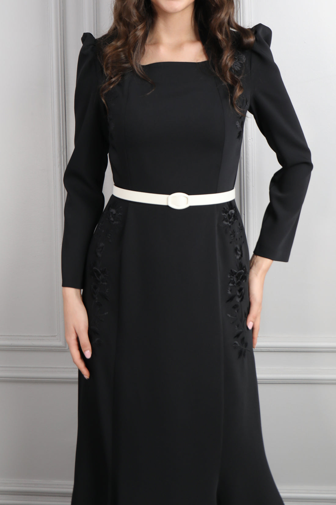 فستان بياقة مربعة بتطريزات عالاكتاف مع حزام اسود وزينة عالشعر -اسود