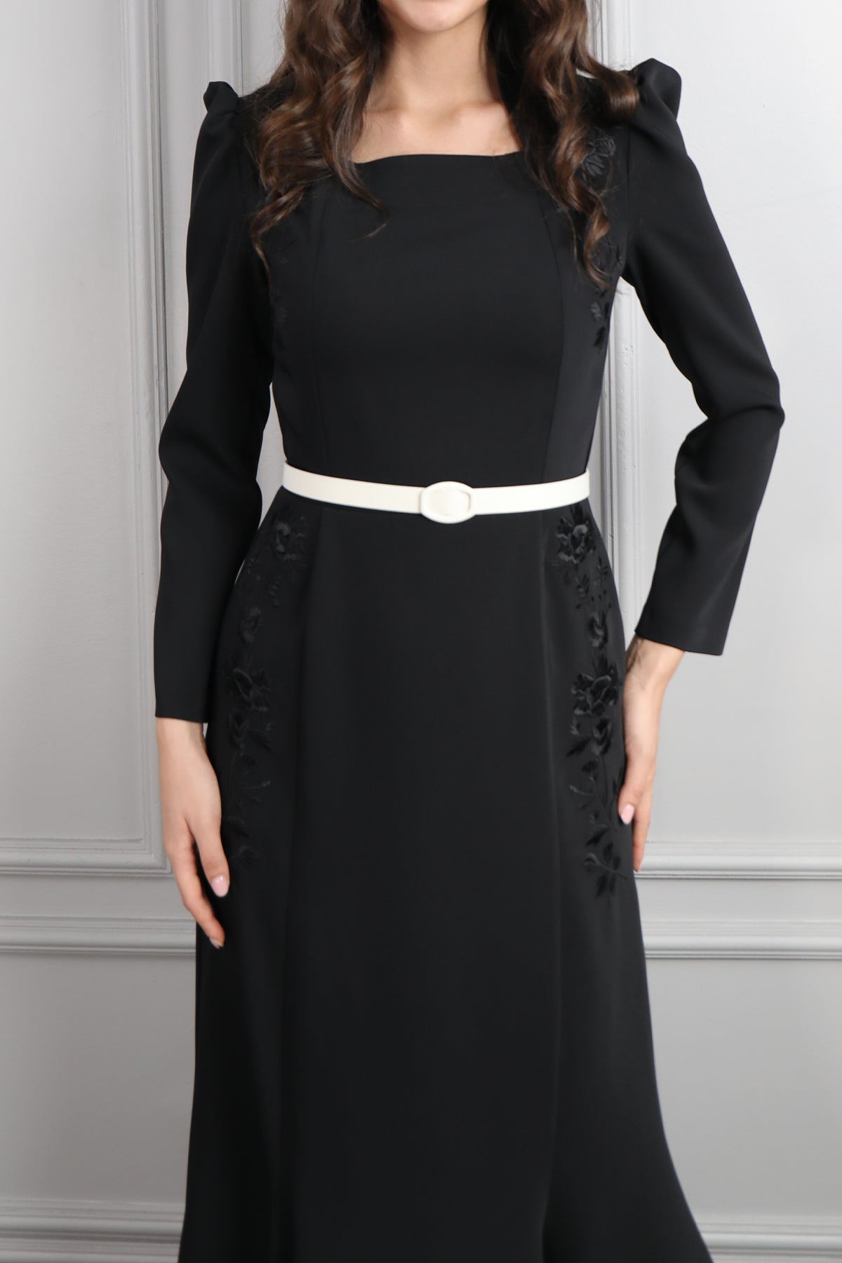 فستان بياقة مربعة بتطريزات عالاكتاف مع حزام اسود وزينة عالشعر -اسود