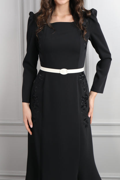 فستان بياقة مربعة بتطريزات عالاكتاف مع حزام اسود وزينة عالشعر -اسود