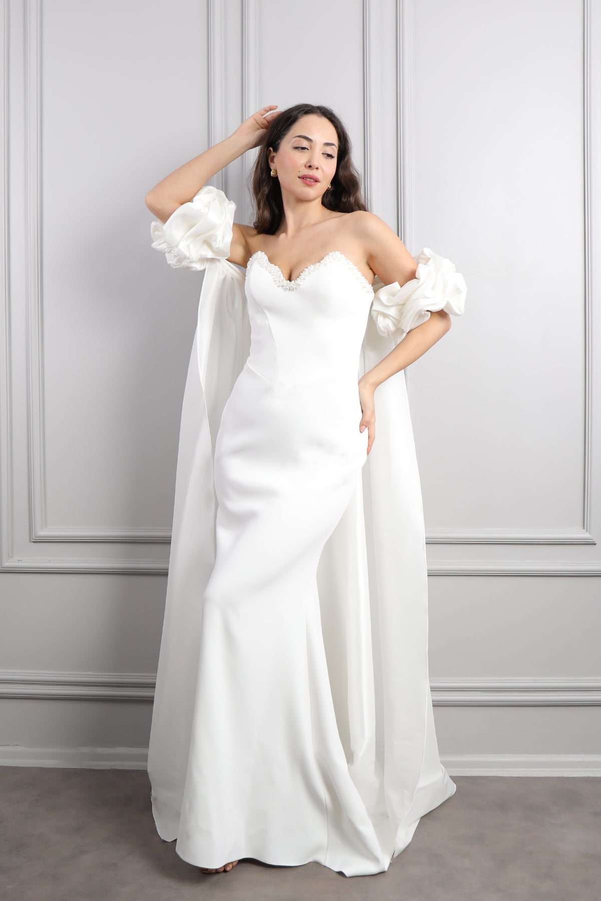 فستانى سهرة سترابلس بتطريزات خرزية وذيل طويل -ابيض