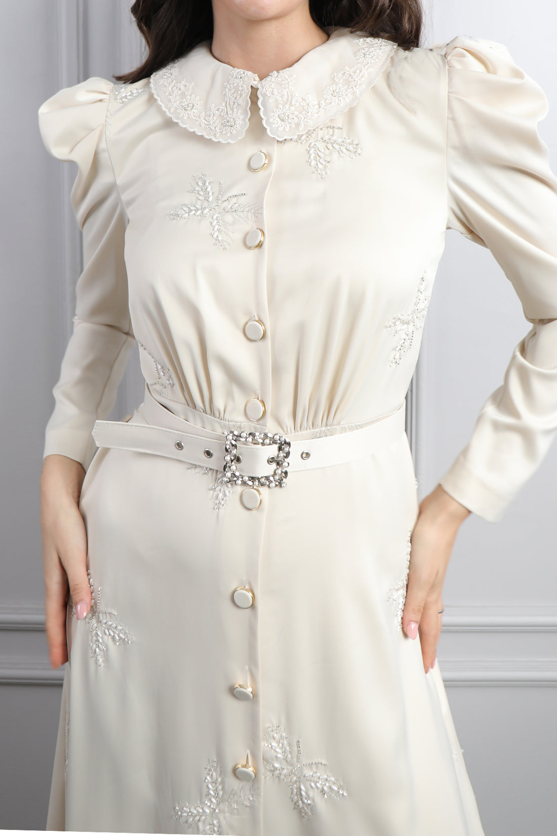 فستان ساتان بتطريزات خرزية وحزام عالخصر -بيج