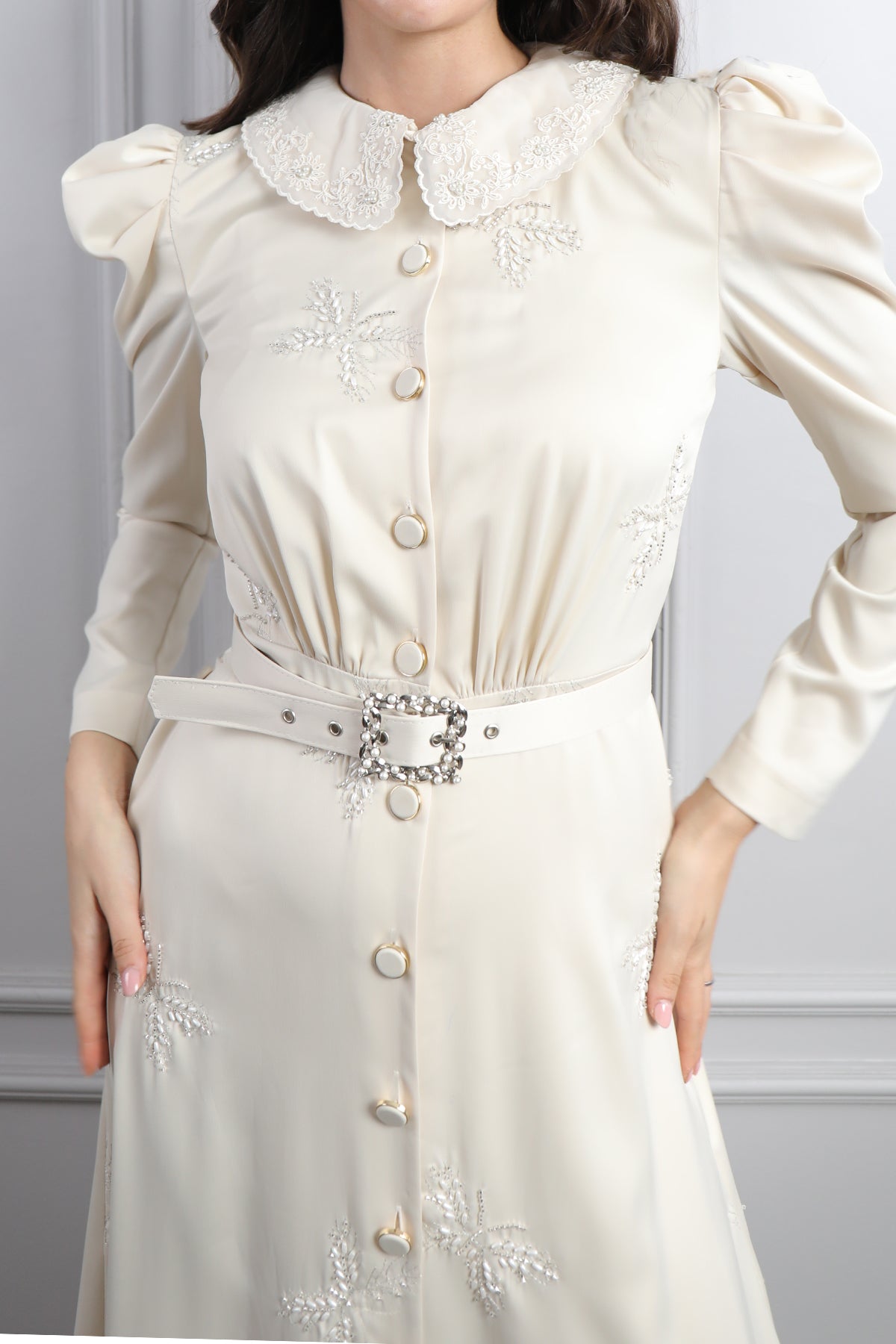 فستان ساتان بتطريزات خرزية وحزام عالخصر -بيج