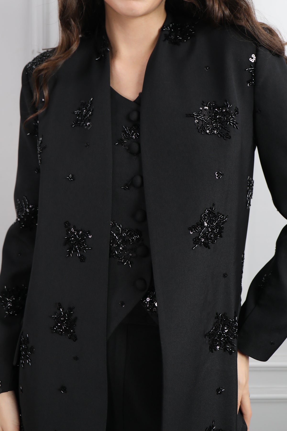 طقم ثلاثة قطع مزين بتطريزات خرزية -اسود