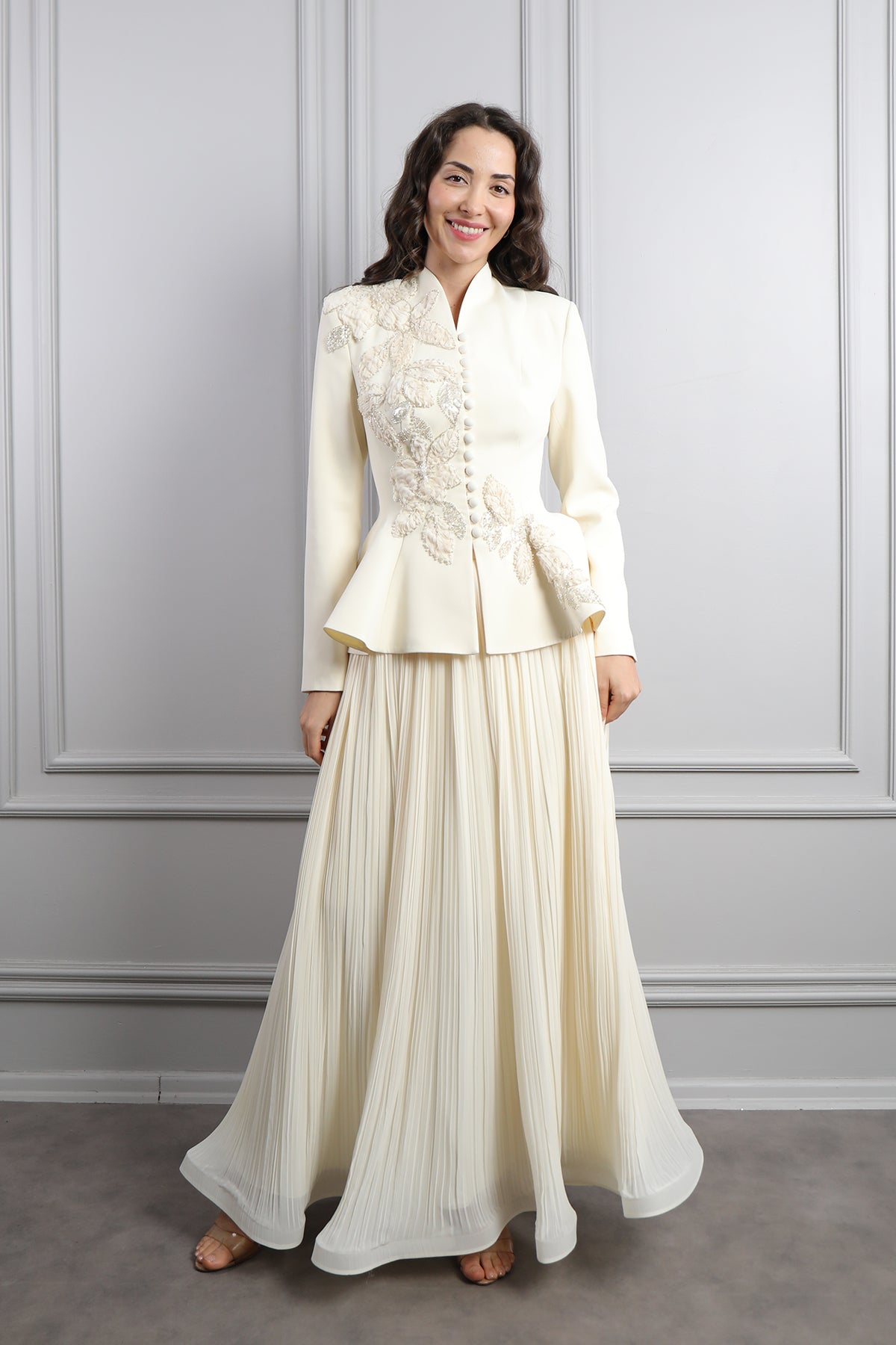 طقم تنورة بتكسيرات وجاكيت مزين بتطريزات خرزية ورود -سكري