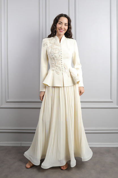 طقم تنورة بتكسيرات وجاكيت مزين بتطريزات خرزية ورود -سكري