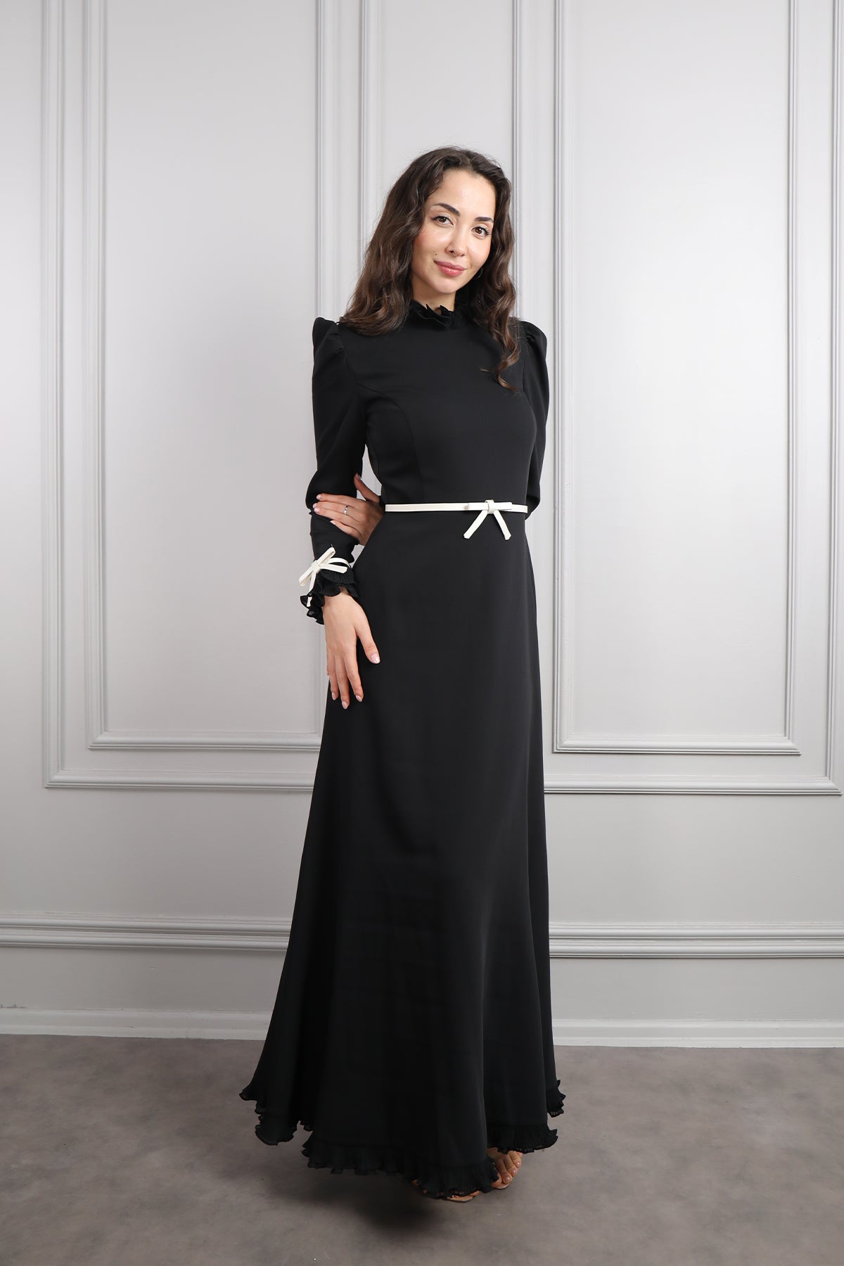 فستان ساتر بتفاصيل كشكشة وحزام فيونكة -اسود