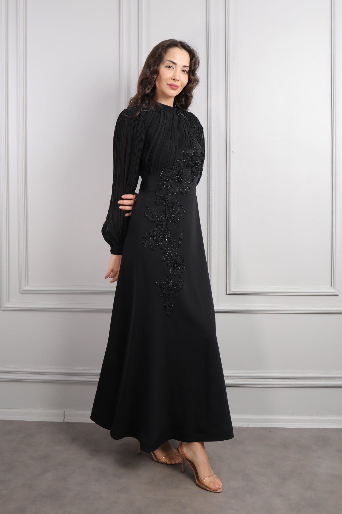 فستان خناقي باكمام واسعة مزين بالخرز والورود -اسود