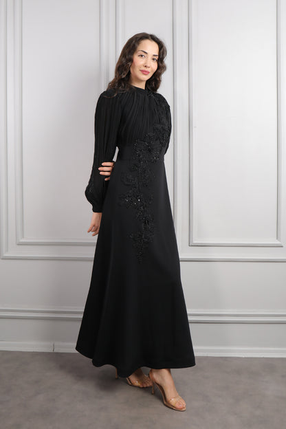 فستان خناقي باكمام واسعة مزين بالخرز والورود -اسود