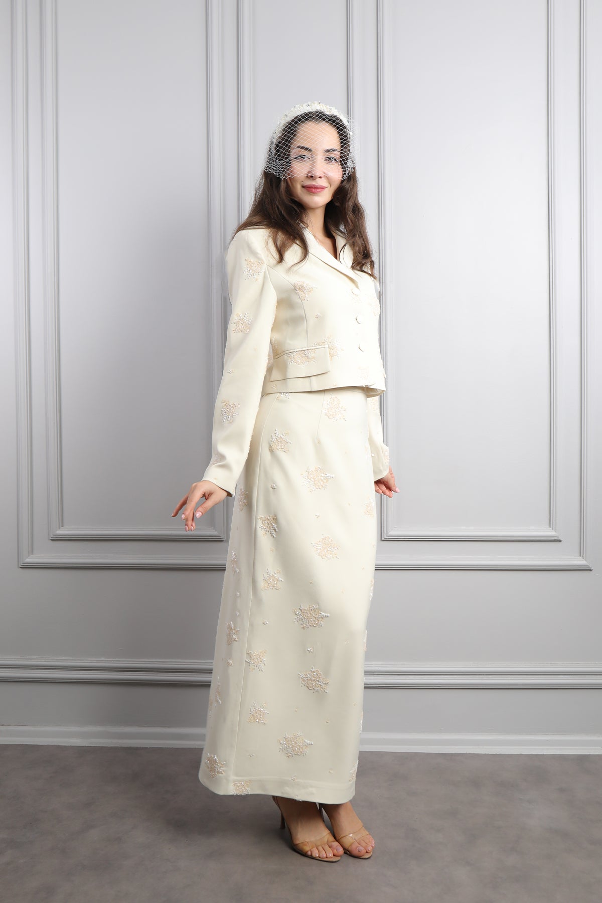 طقم تنورة وجاكيت بتطريزات خرزية واكسسوار عالشعر -بيج