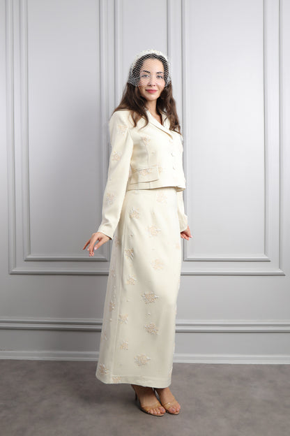 طقم تنورة وجاكيت بتطريزات خرزية واكسسوار عالشعر -بيج