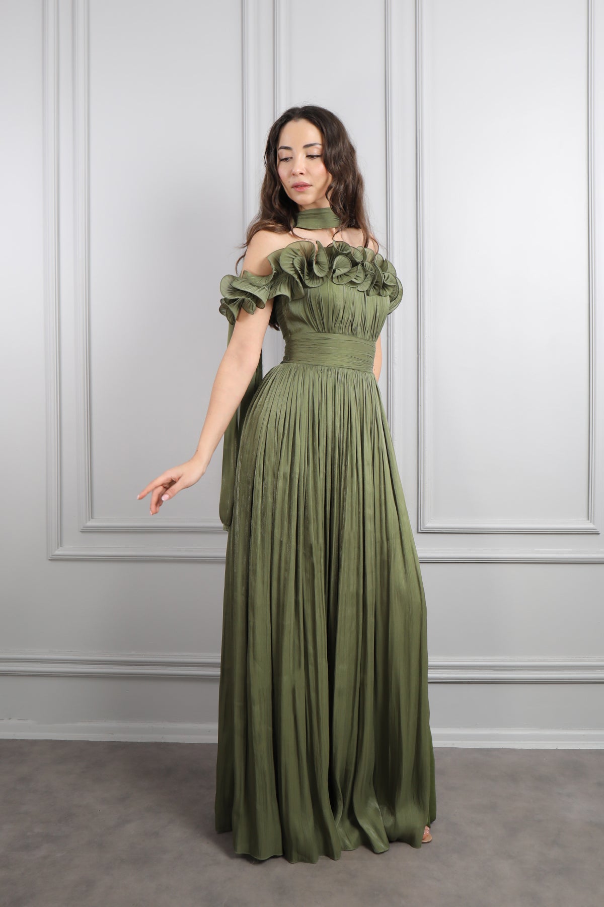 فستان سهرة مكشوف الاكتاف بتفاصيل كشكشة مع شال -زيتي