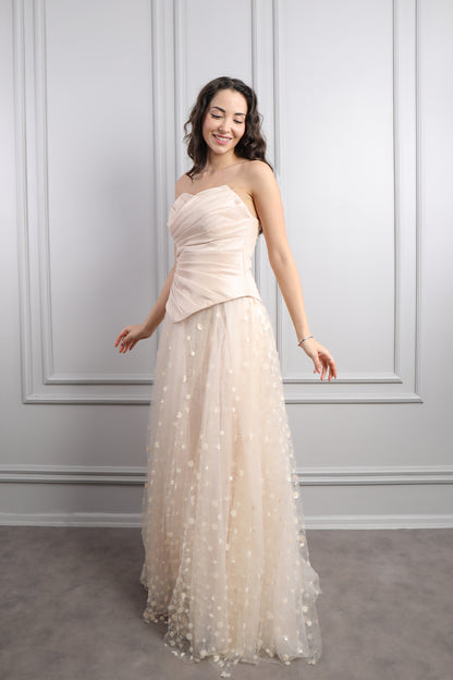 فستان سهرة سترابلس بتنورة تول وشال طويل -بيج