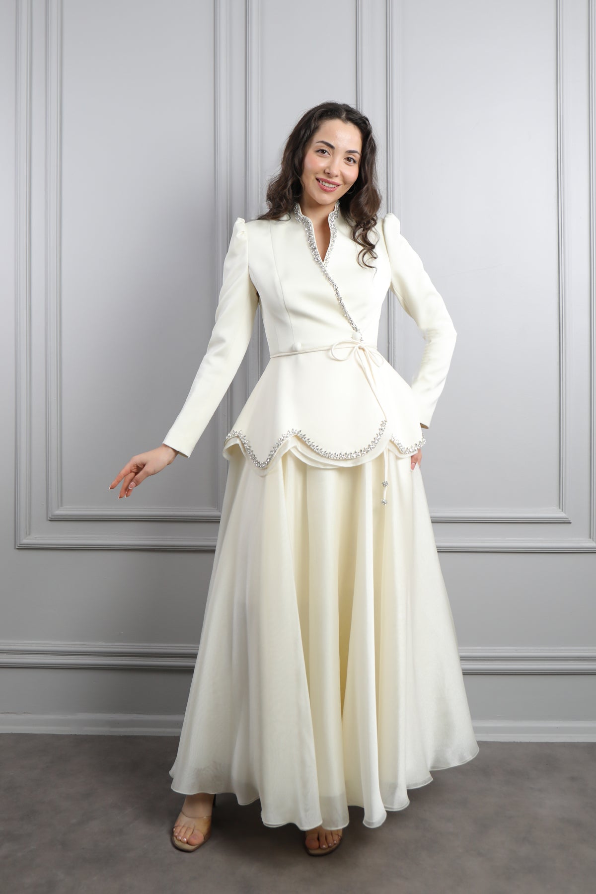 طقم تنورة وجاكيت مزين بتطريوات كريستالية -سكري