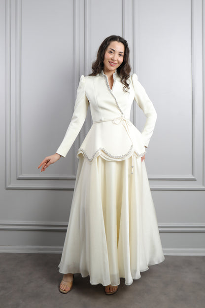 طقم تنورة وجاكيت مزين بتطريوات كريستالية -سكري