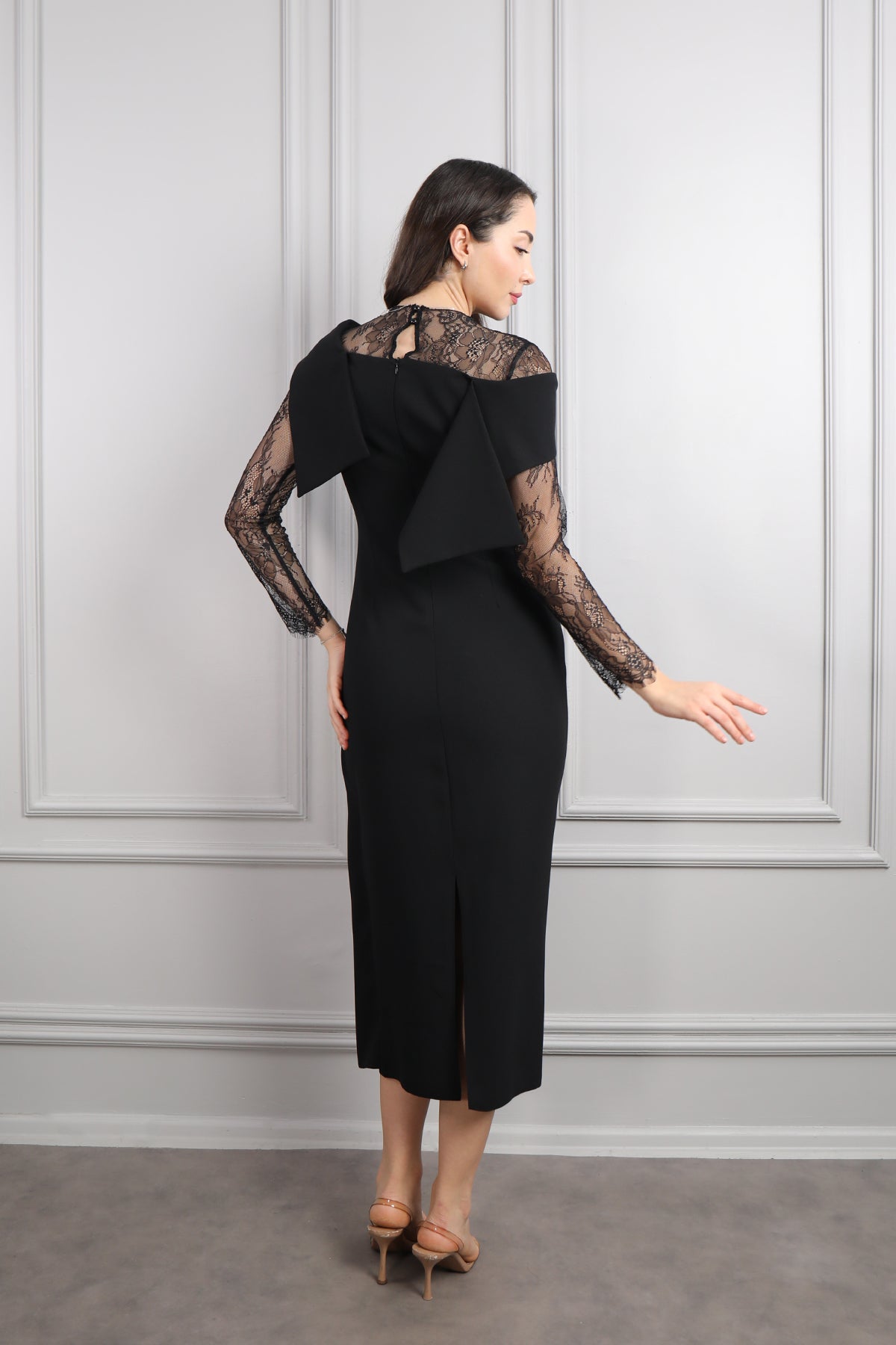 فستان بتصميم ياقة مائلة باكمام شفافة وتفاصيل دانتيل -اسود