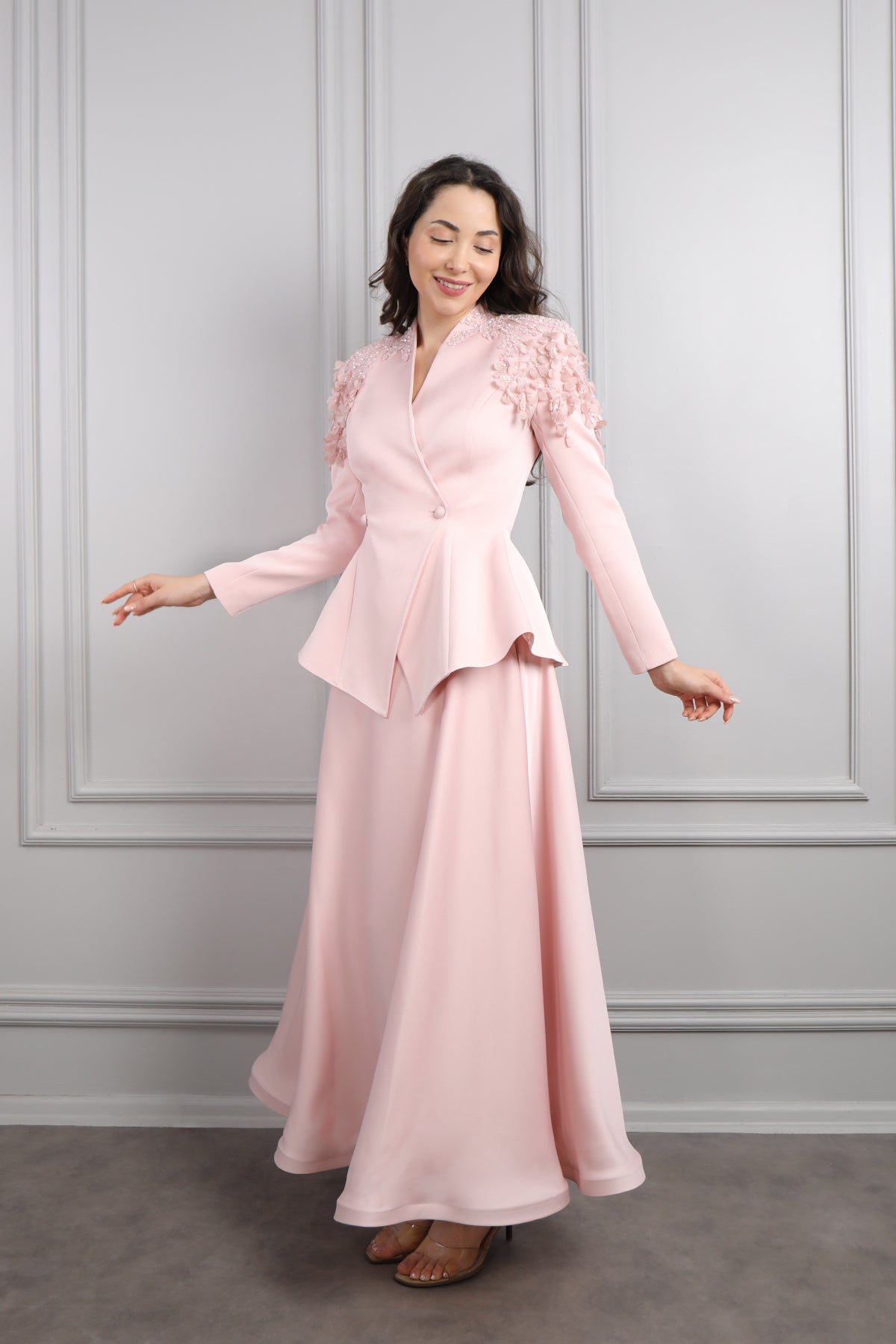 طقم تنورة ساتان وجاكيت مزين بورود عالاكتاف  -بمبي