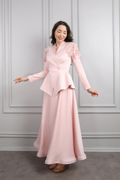 طقم تنورة ساتان وجاكيت مزين بورود عالاكتاف  -بمبي