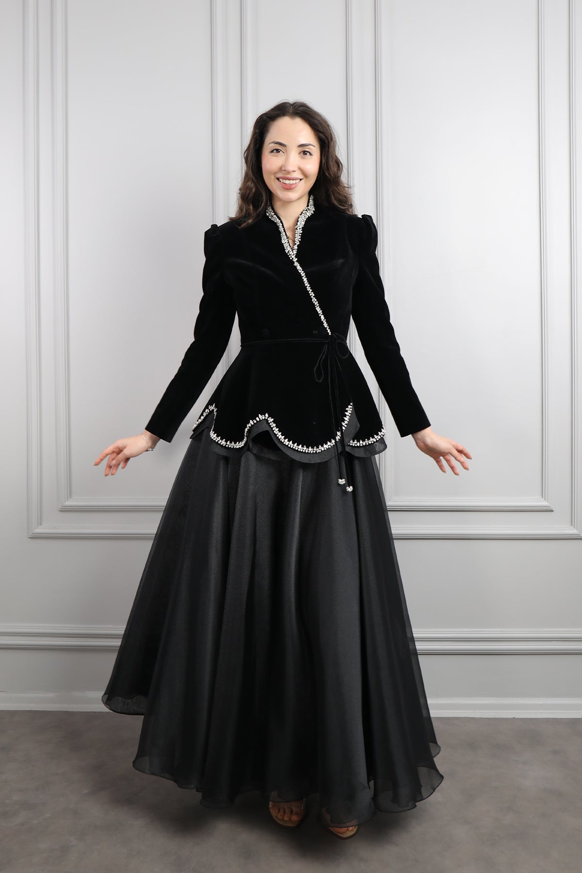 طقم تنورة وجاكيت مخملي مزين بالكريستالات -اسود