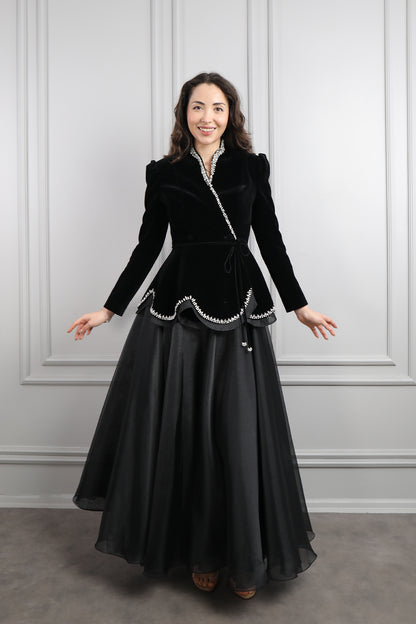 طقم تنورة وجاكيت مخملي مزين بالكريستالات -اسود