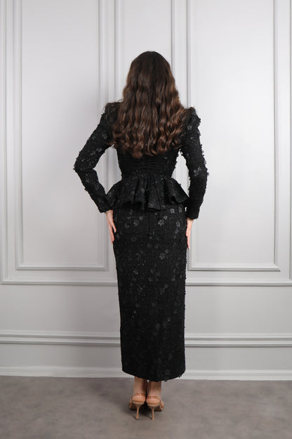 طقم تنورة وجاكيت بتطريزات ورود -اسود