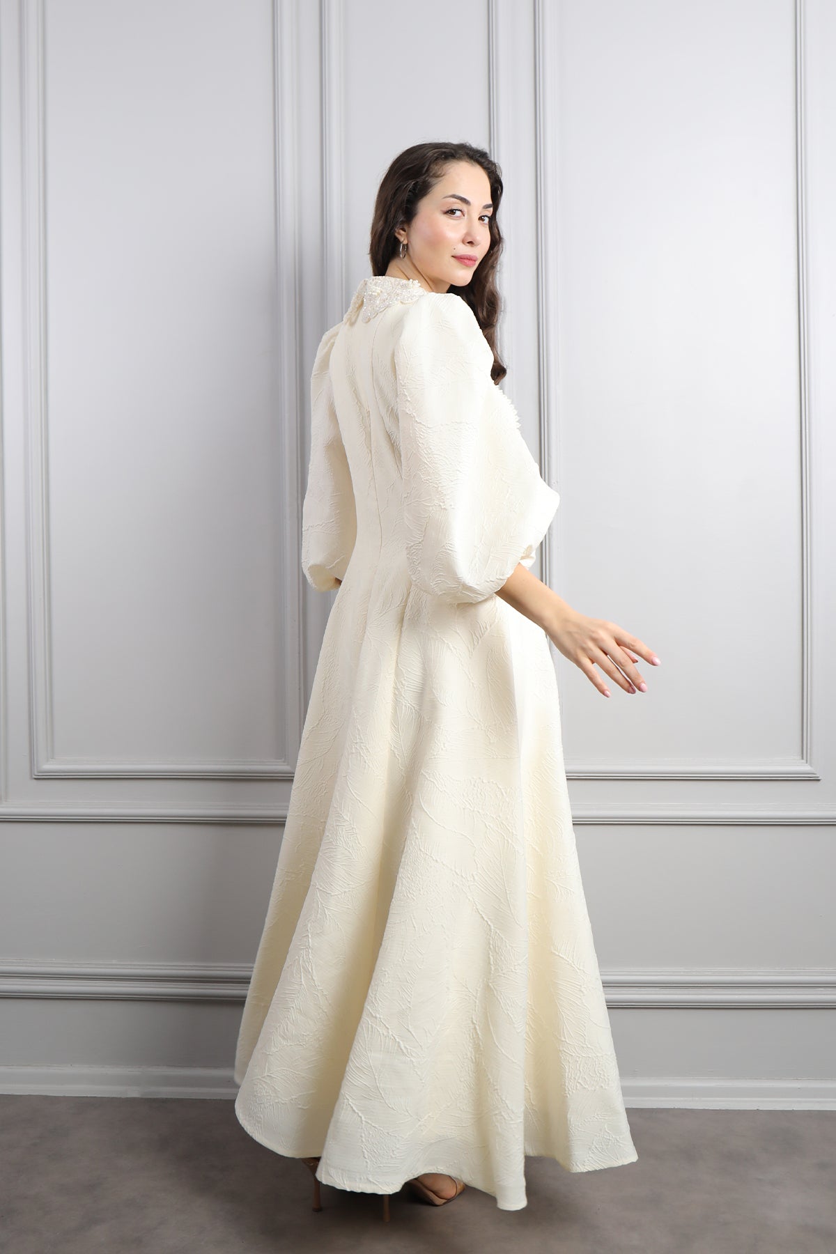 فستان باكمام بالون بتطريزات خرزية -سكري