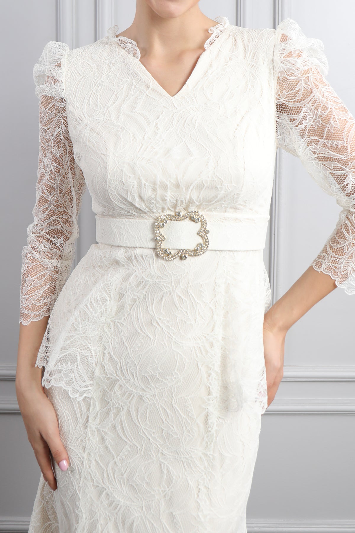 فستان ميدي دانتيل بياقة مثلثة وحزام عالخصر -سكري