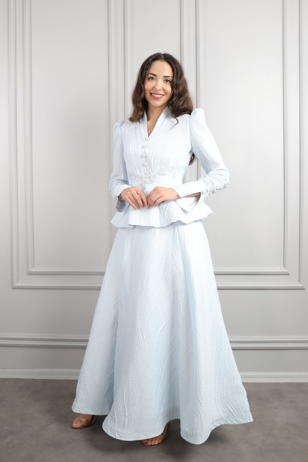 طقم تنورة وتوب بتطريزات خرزية وتفاصيل تكسيرات -ازرق