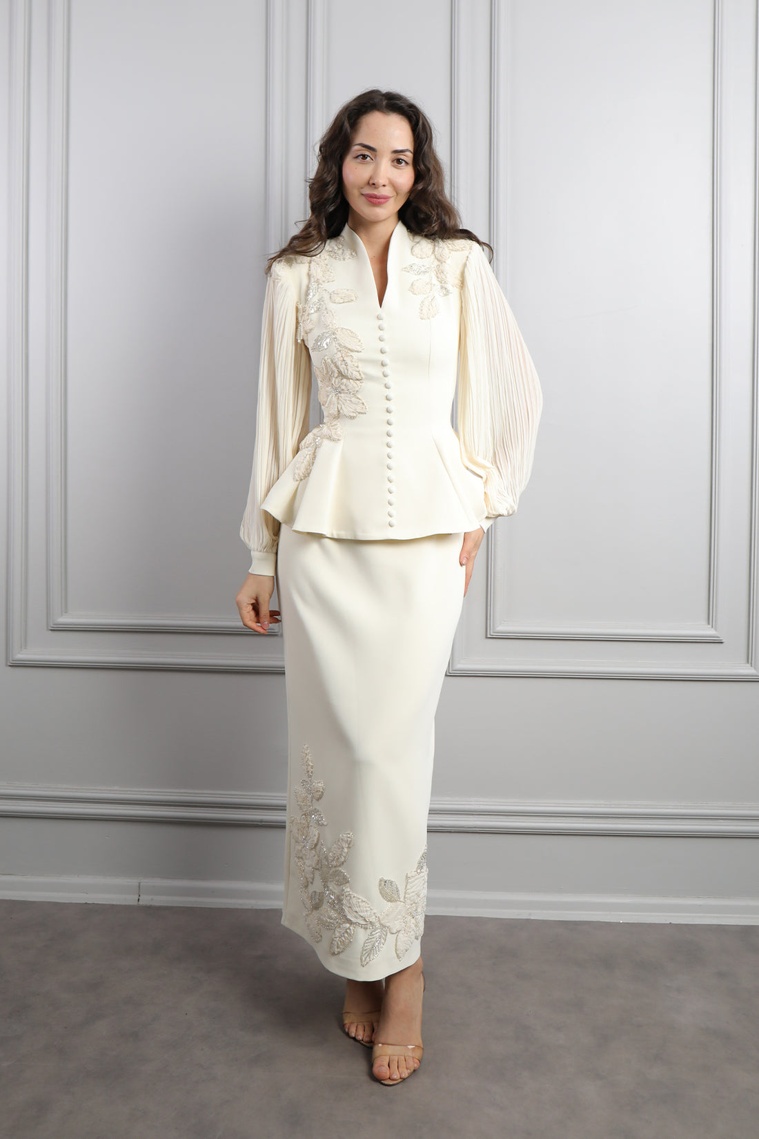 طقم تنورة مزين بتطريزات ورود وتفاصيل ازرار - سكري