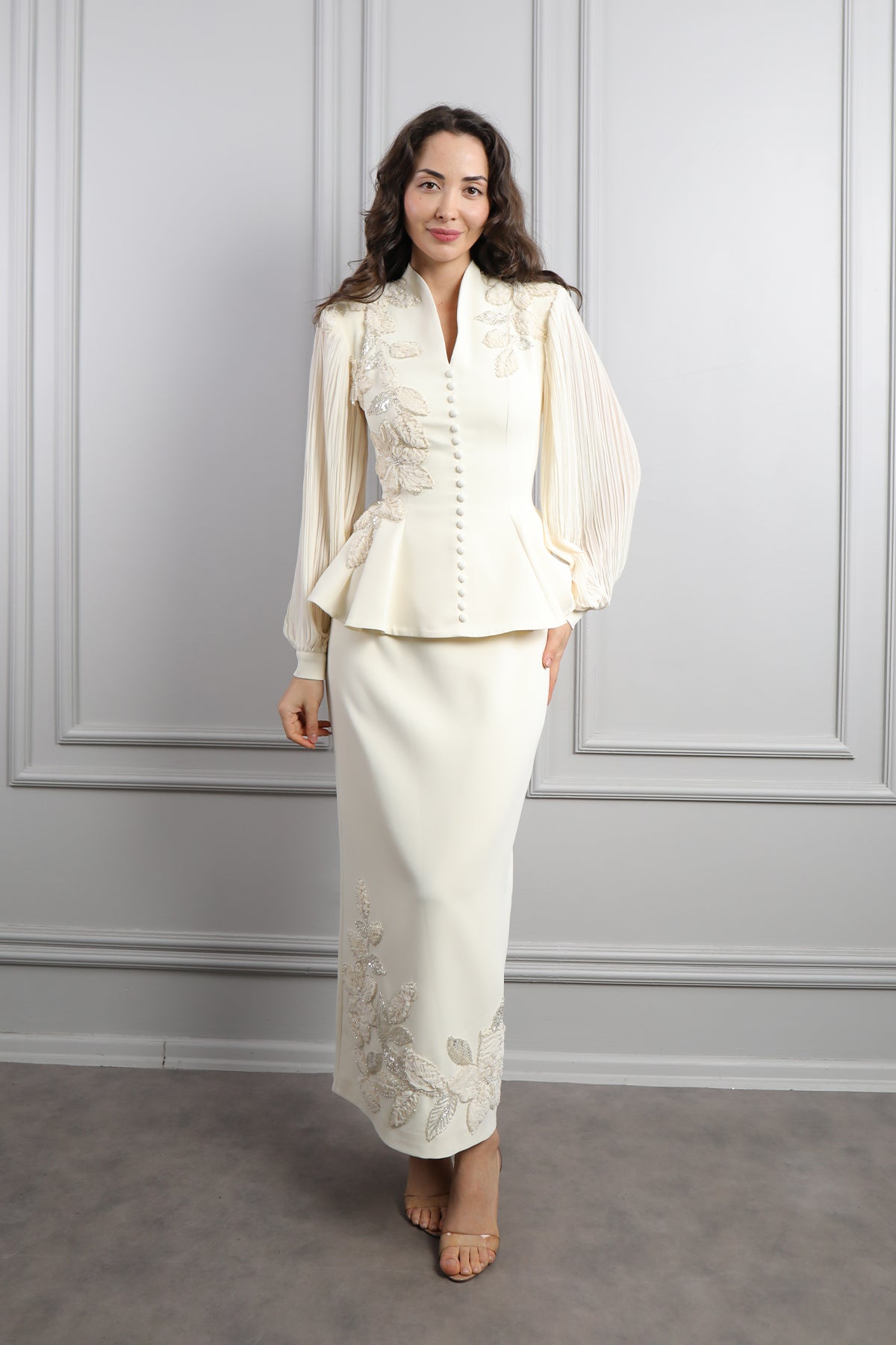 طقم تنورة مزين بتطريزات ورود وتفاصيل ازرار - سكري