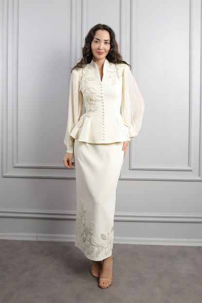 طقم تنورة مزين بتطريزات ورود وتفاصيل ازرار - سكري