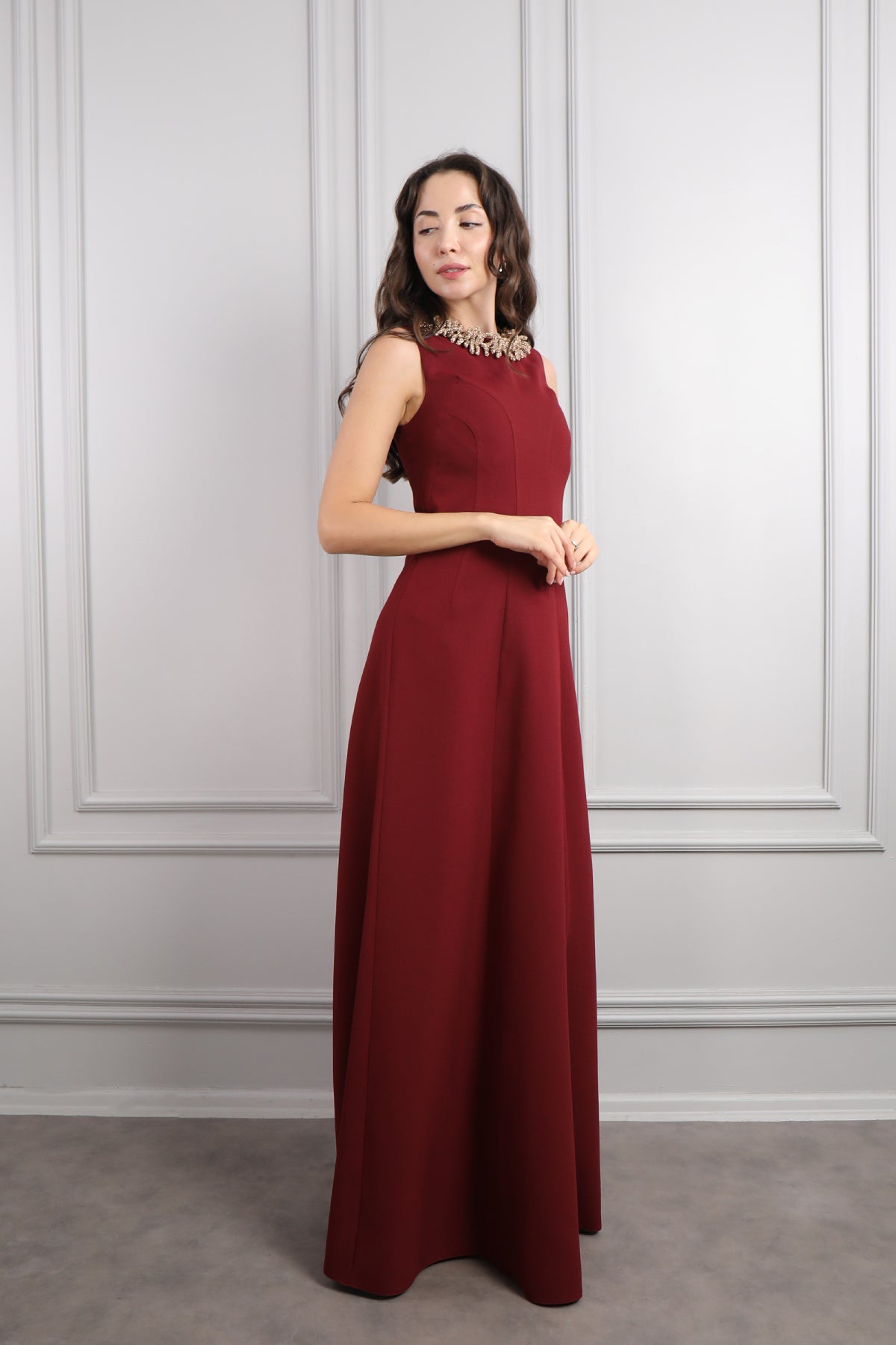 فستان سهرة بدون اكمام بكريستالات عالياقة مقاس كبير -عودي