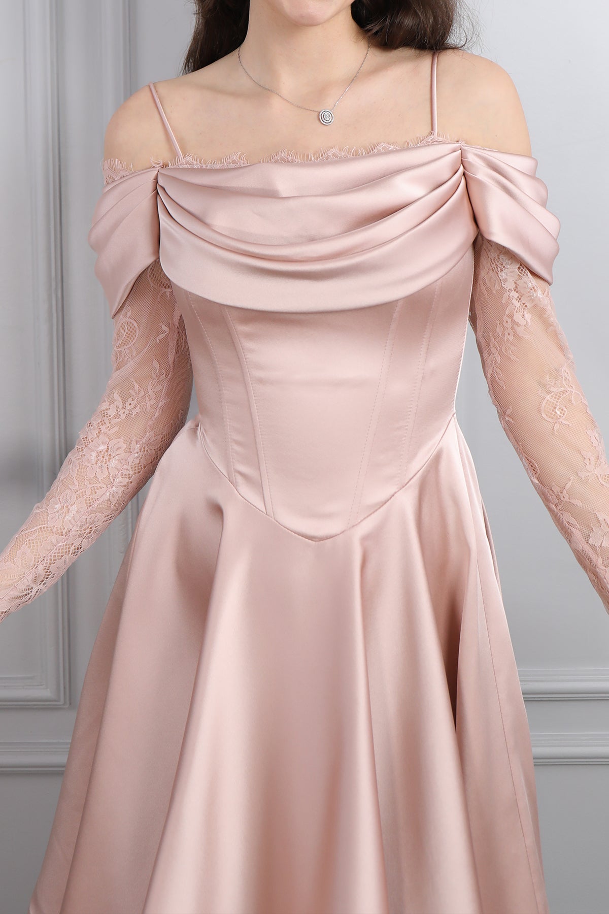 فستان سهرة ميدي ساتان مكشوف الاكتاف باكمام دانتيلية -بمبي