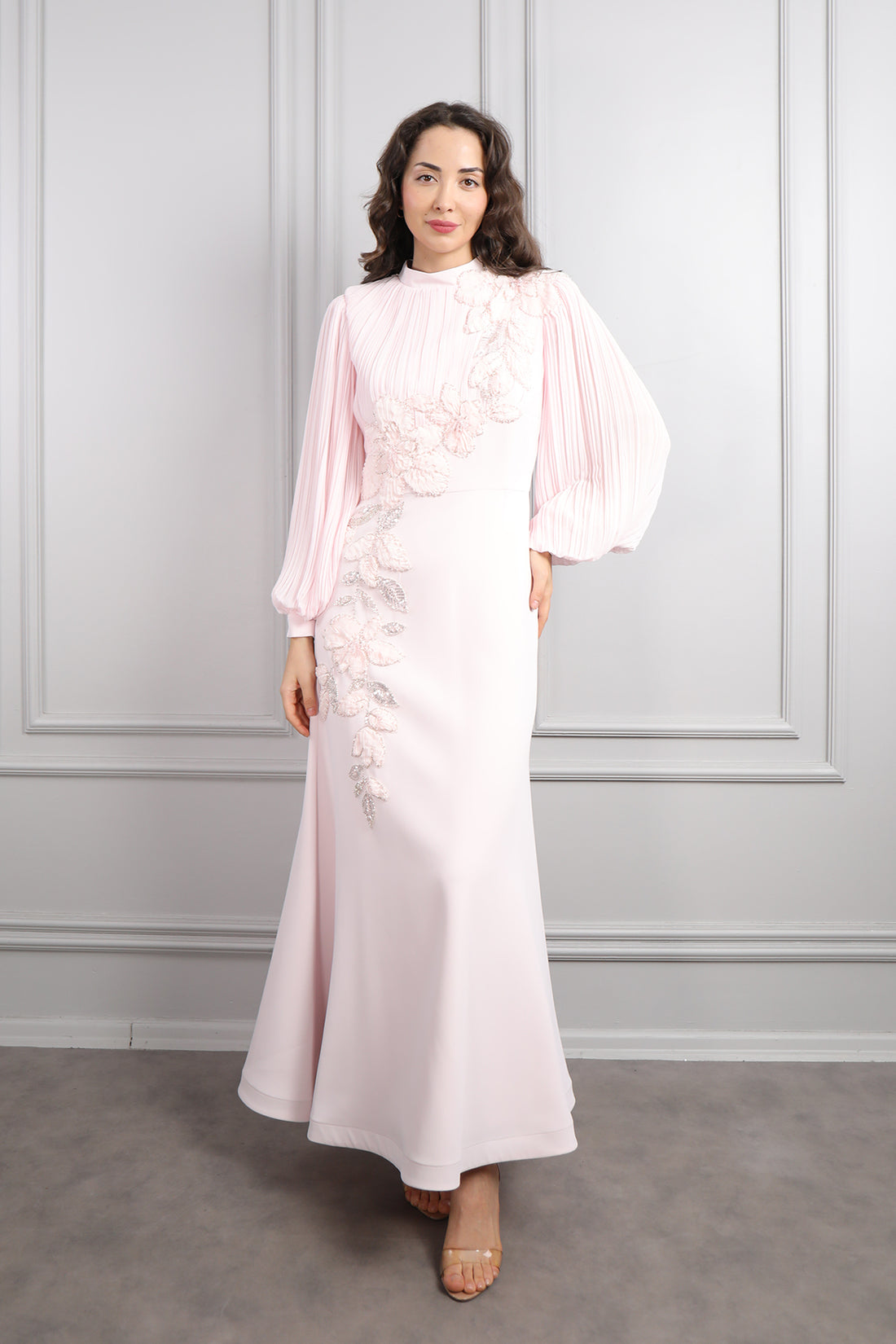 فستان خناقي باكمام واسعة مزين بالخرز والورود -بمبي