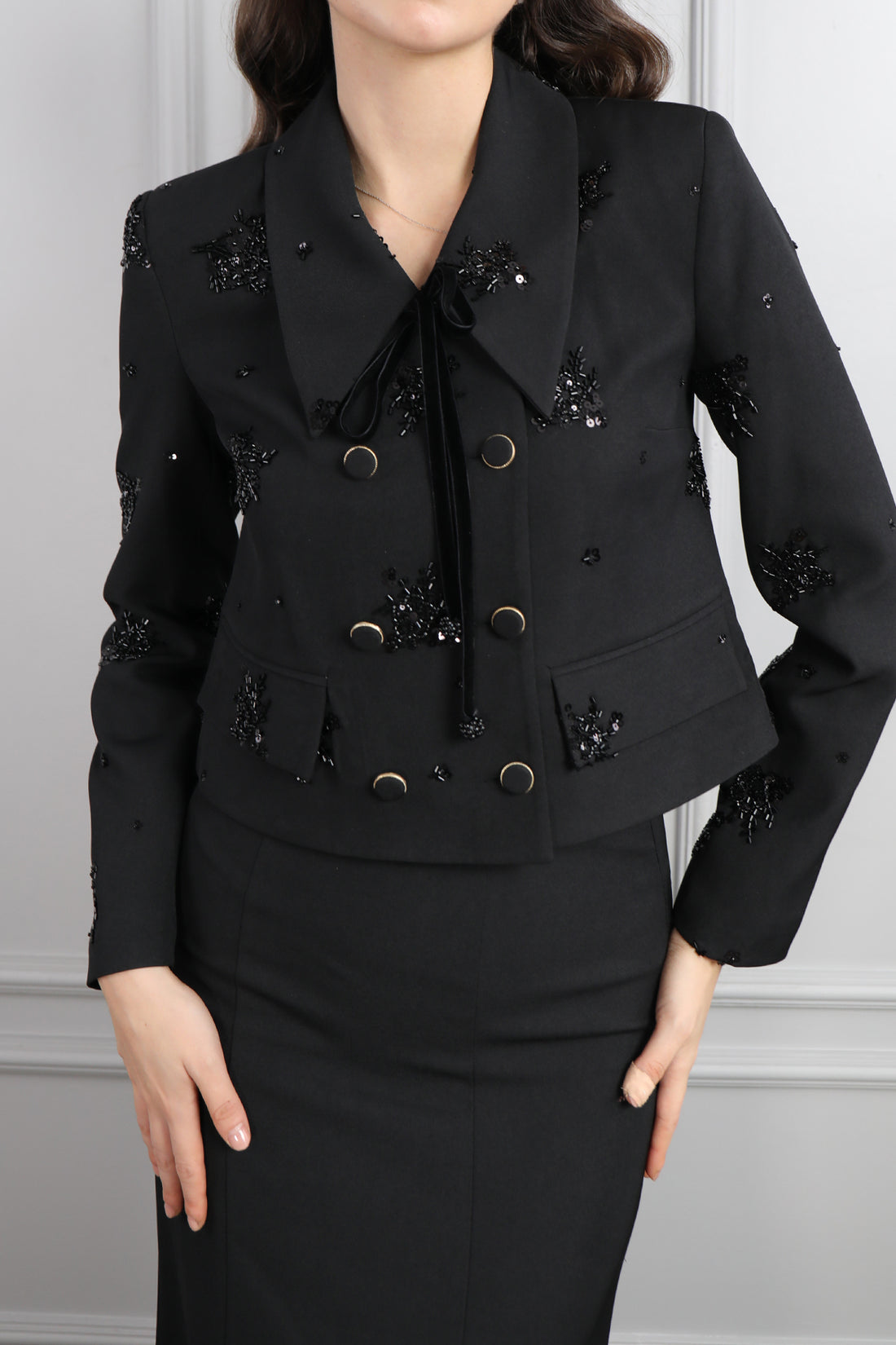 طقم تنورة وجاكيت بتطريزات خرزية وزينة ازرار -اسود