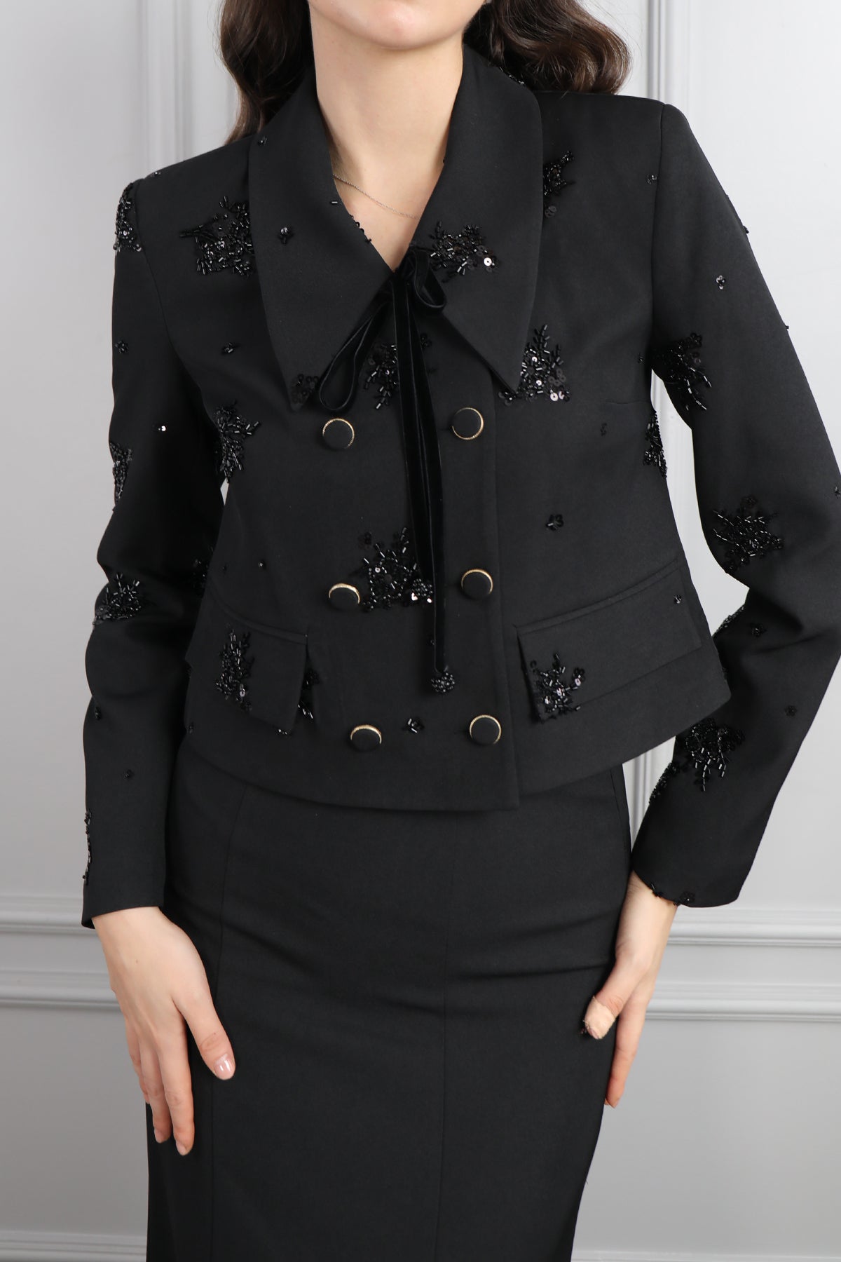 طقم تنورة وجاكيت بتطريزات خرزية وزينة ازرار -اسود